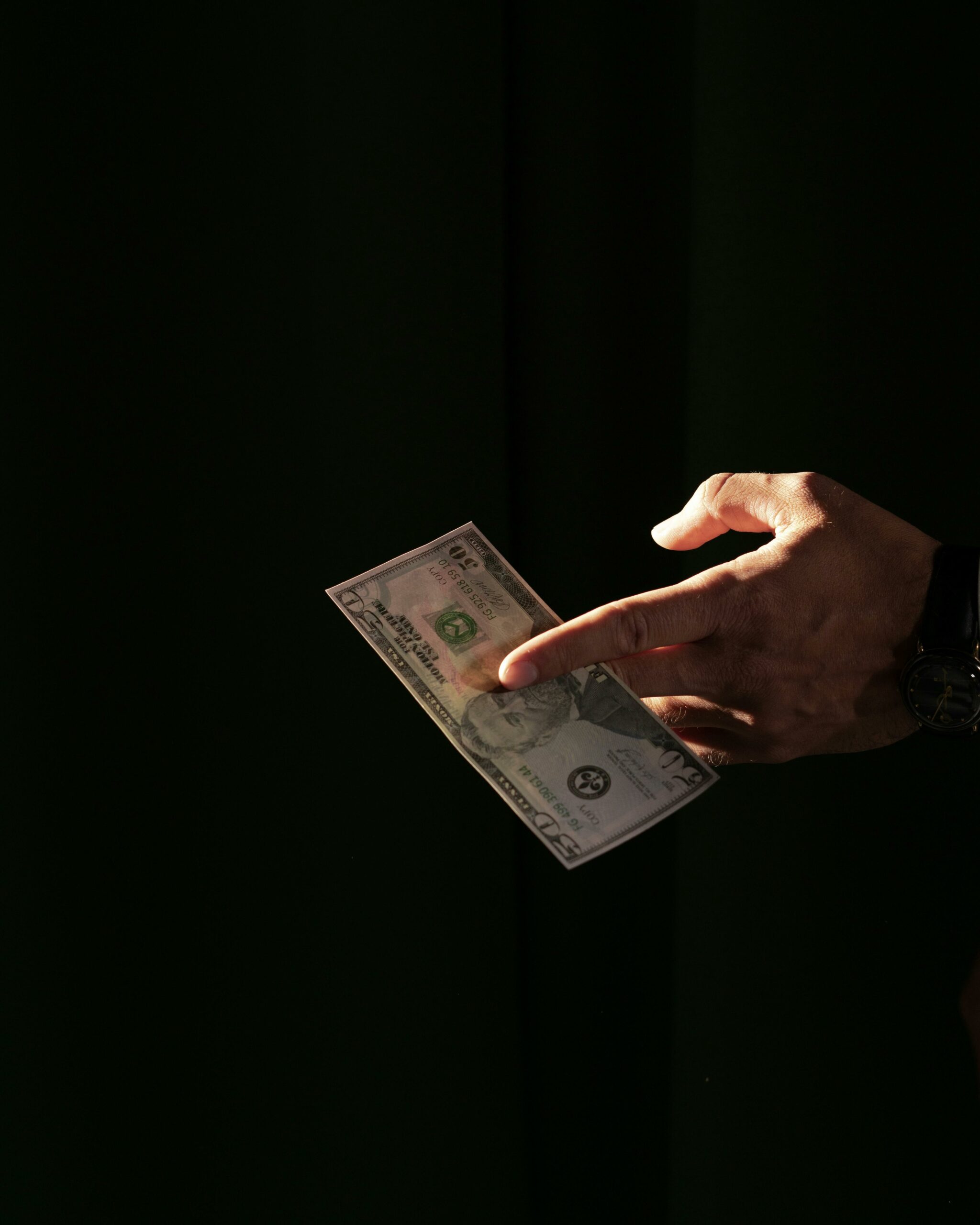 Pflichtteilsergänzungsrecht, Hand überreicht Bargeld